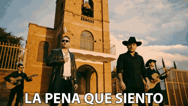 a group of men standing in front of a brick building with the words la pena que siento written on the bottom