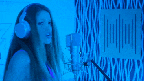 a woman singing into a microphone with the words no se ni que es lo que te pasó