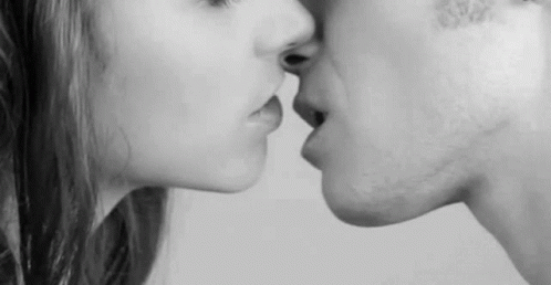 Tender Kiss Couple Kiss GIF - Tender Kiss Couple Kiss Passionnate Kiss GIFs