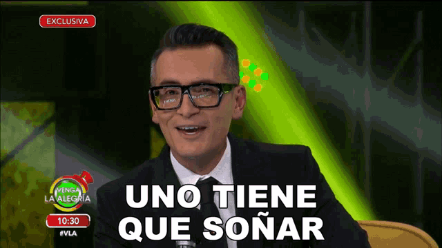 a man in a suit and tie says uno tiene que soñar