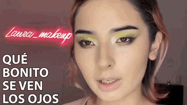 a close up of a woman 's face with the words que bonito se ven los ojos on the bottom