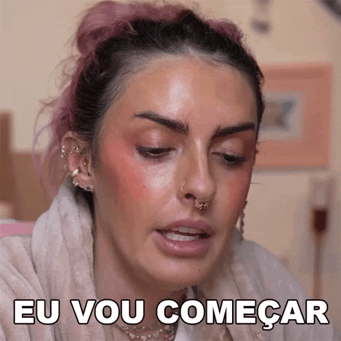 a woman with pink hair is making a face and the words eu vou comecar are above her