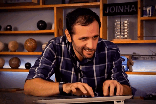 Teclando Muito Rápido Ibere Thenorio GIF