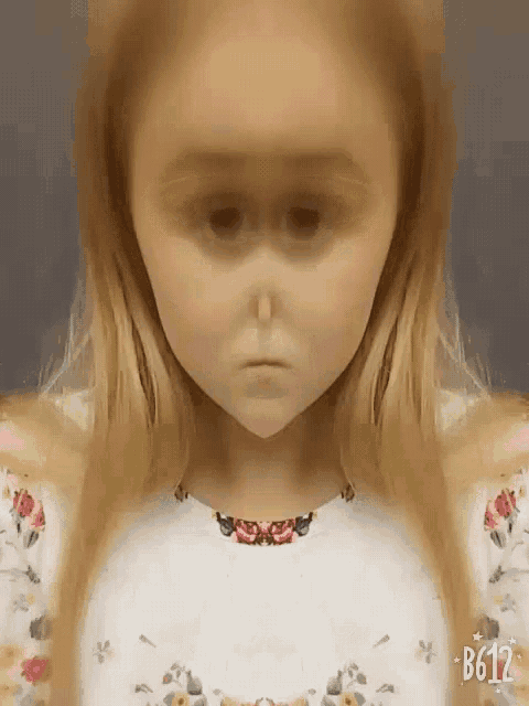 a little girl 's face is blurred in a photo taken with b612