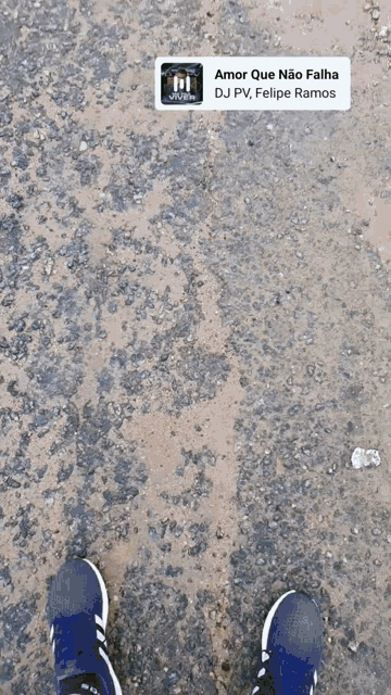 a person 's feet on a dirt road with a sticker that says amor que não falha dj pv felipe ramos