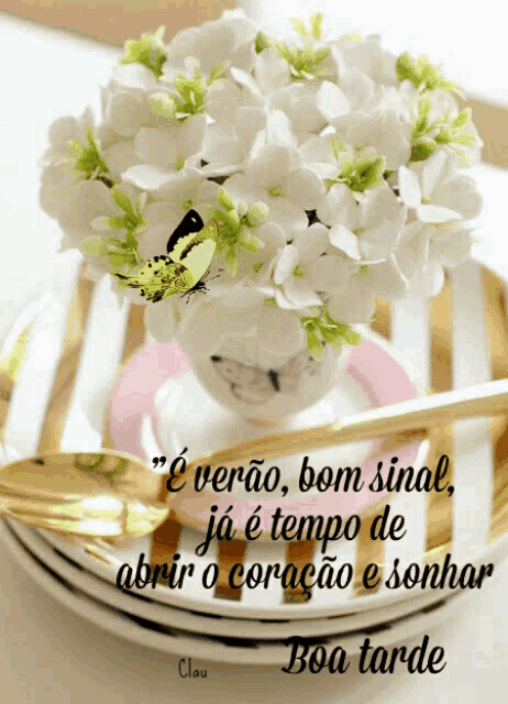 a butterfly is flying over a vase of white flowers with a message in portuguese