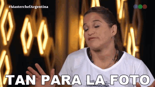 a woman says " tan para la foto " while making a funny face