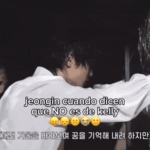 jeongin cuando dicen que no es de kelly written on a picture of a man