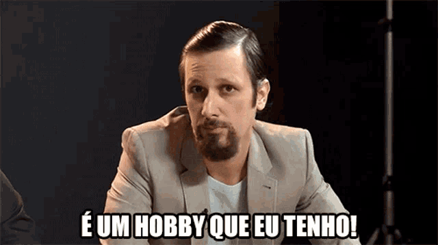 a man with a beard and a suit says e um hobby que eu tenho