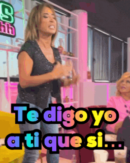 a woman stands in front of a sign that says te digo yo atique si