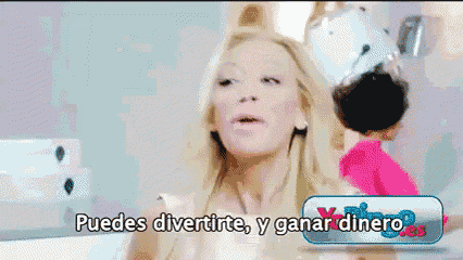 a woman says puedes divertirte y ganar dinero