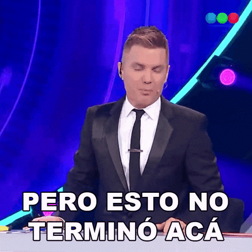 a man in a suit and tie is saying pero esto no terminó aca