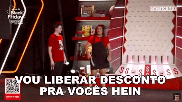 two people are standing in front of a wall with the words vou liberar desconto pra voces hein written on it