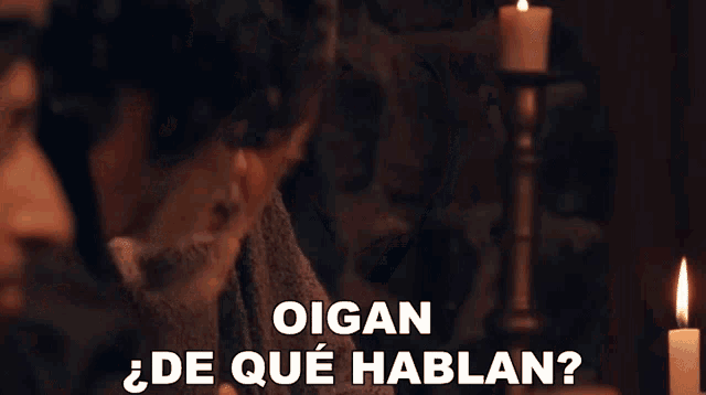 a group of men are sitting around a candle with the words oigan de qué hablan