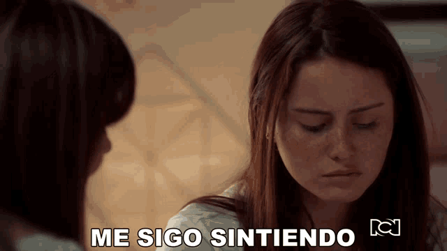 a woman says me sigo sintiendo while looking down