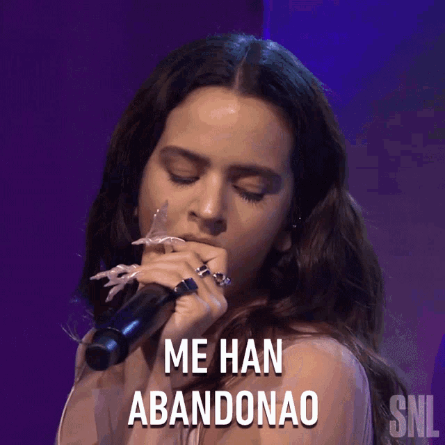 a woman singing into a microphone that says me han abandonao on the bottom