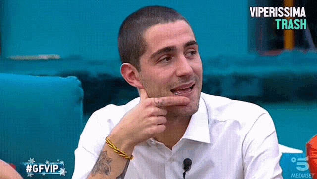 a man with a tattoo on his wrist is talking on a tv show called viperissima trash