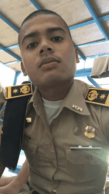 a man in a military uniform has a badge on his collar that says ' vor '