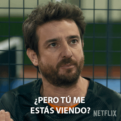 a man with the words pero tu me estas viendo on his shirt