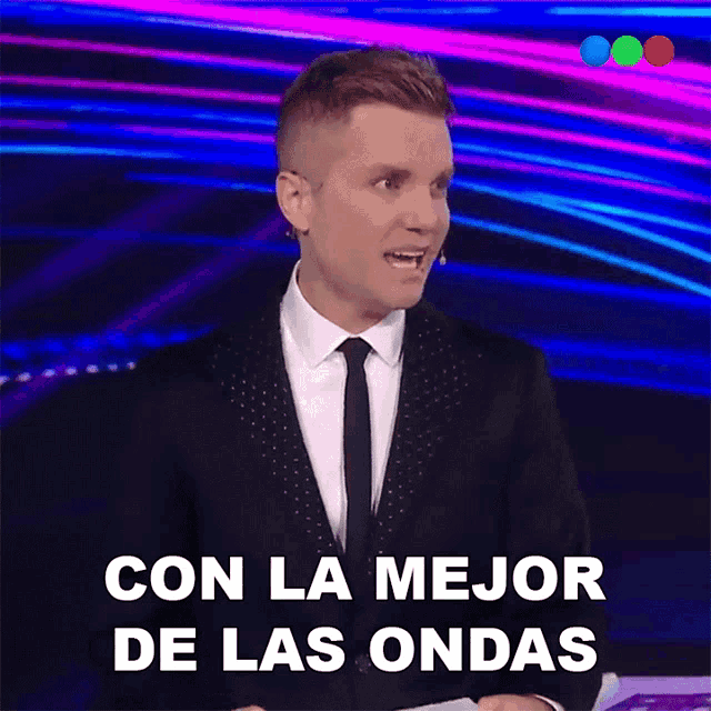 a man in a suit and tie with the words con la mejor de las ondas above him