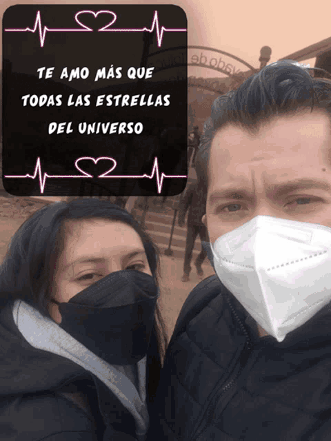 a man and a woman wearing face masks with the words te amo mas que todas las estrellas del universo in the background
