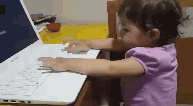 bebê estressada enquanto trabalha com um notebook