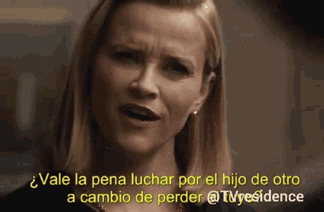 a close up of a woman with the words vale la pena lucha por el hijo de otro a cambio de perder