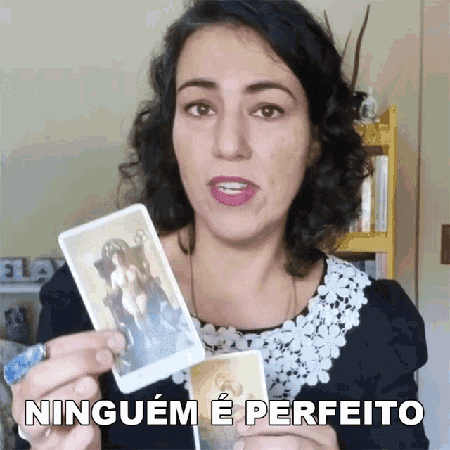 a woman holding a tarot card with the words " ninguem e perfeito " above her