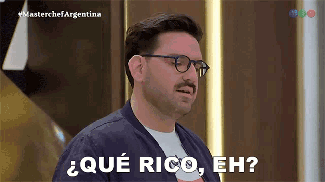 a man wearing glasses says " que rico eh " in spanish