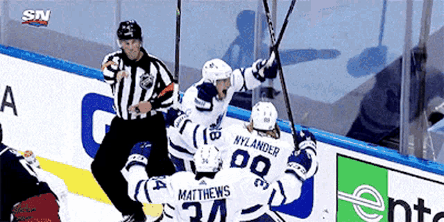 a hockey player with the name matthews on his jersey
