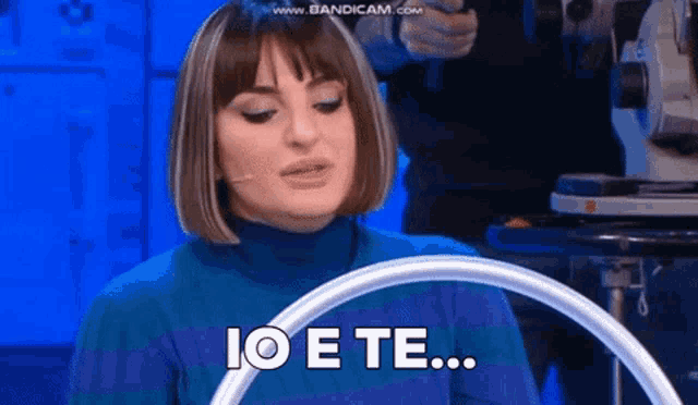 a woman says io e te while holding a ring