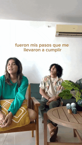 a man and a woman sitting in a living room with the words fueron mis pasos que me llevaron a cumplir