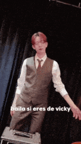 a man in a suit and tie is dancing on a stage with the caption baila si eres de vicky .