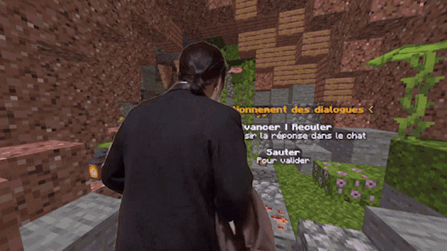 a man in a suit stands in front of a screen that says functionnement des dialogue