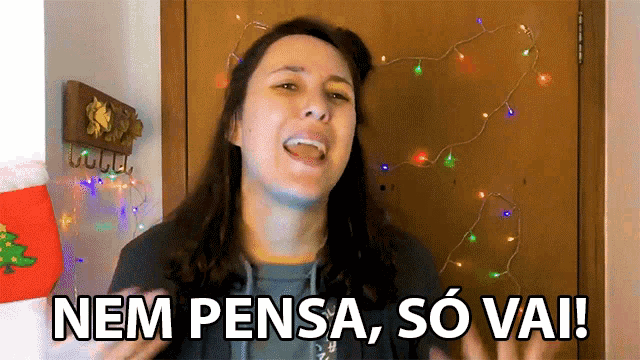 a woman says nem pensa so vai in front of a door