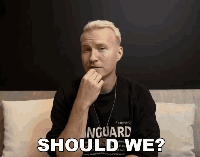 a man is wearing a black shirt that says nguard on it