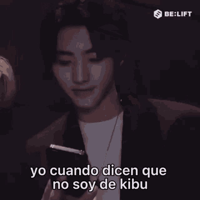 a young man is holding a cell phone and saying yo cuando dicen que no soy de kibu .
