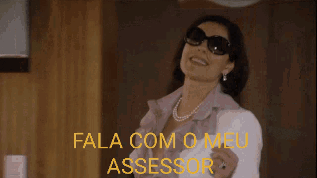 a woman wearing sunglasses and a pearl necklace with the words fala com o meu assessor below her