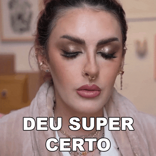 a woman with a nose ring and earrings says deu super certo