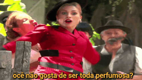 a woman in a red jacket stands in front of a wooden fence with the words voce não gosta