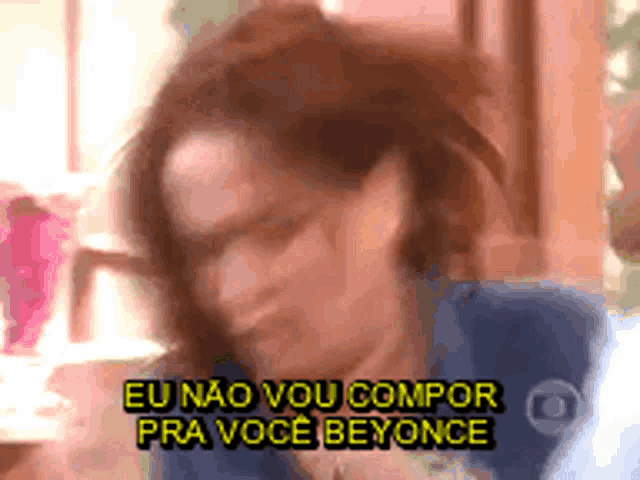 a blurry picture of a woman with the words eu nao vou comport pra voce beyonce above her