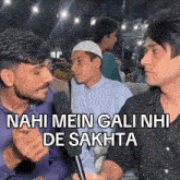 a group of men are talking to each other with the words nahi mein gali nhi de sakhta written on the bottom of the image .