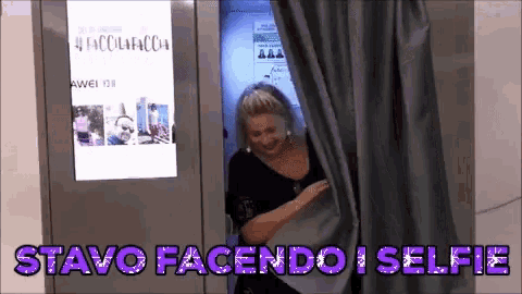 a woman is taking a selfie in a booth with the words stavo facendo i selfie written above her