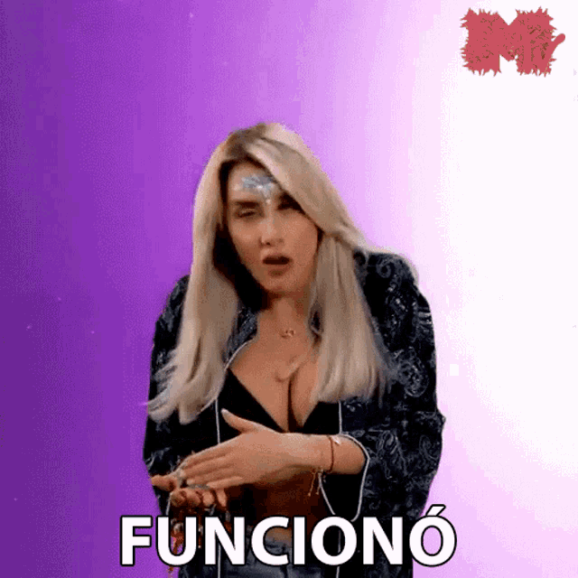 a woman in a black bra is making a gesture with the word funciono behind her