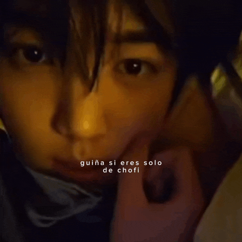 a close up of a person 's face with the words guinea si eres solo de chofi written on the bottom