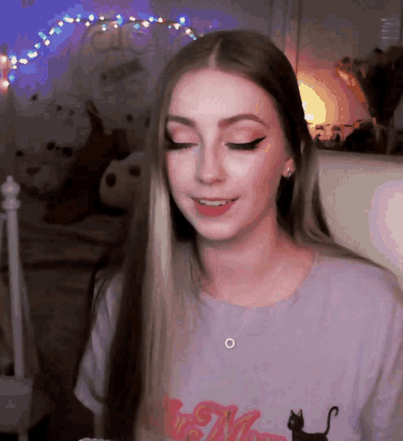 a girl wearing a shirt that says ' i 'm a mom '