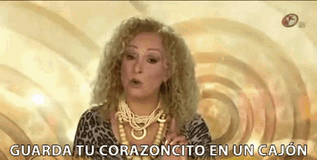 a woman in a leopard print dress is talking in spanish