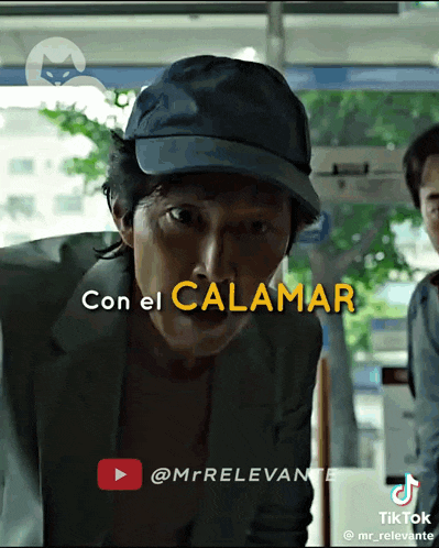 a man wearing a hat with the words con el calamar written above him
