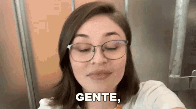 a woman wearing glasses is making a funny face and says gente .