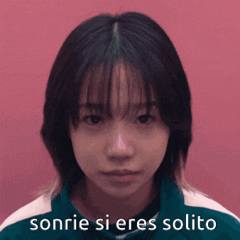 a picture of a girl with the words sonrie si eres solito on it